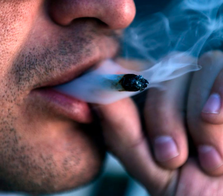 terapias-para-adicciones-en-jaén-persona-fumando