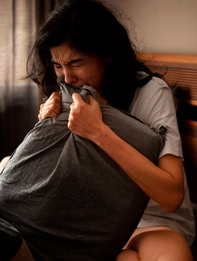terapias-para-conducta-ansiosa-en-jaén-mujer-joven