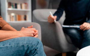 Psicólogo resolviendo dudas sobre el tratamiento para la ansiedad en Jaén
