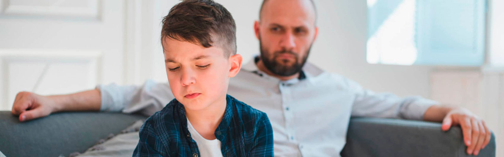 terapias-para-problemas-de-conducta-en-jaén-padre-con-hijo-enfadado